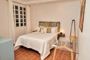巴拿马城AmazINN Places Casco Viejo Casa Espanola的一间卧室配有一张床和一张玻璃桌
