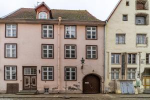 塔林Roofs of the Old Tallinn Guest House的杰瓦市的一座老房子