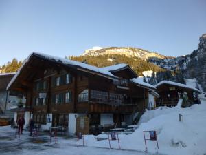 AchsetenGasthaus Elsigbach的屋顶雪地滑雪小屋
