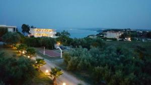 阿菲托斯Villa Evita , suites 1, Athytos,63m2,a/c,privacy的享有城市美景,设有网球场
