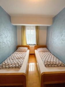 弗拉西克Apartment Love的小型客房 - 带2张床和窗户