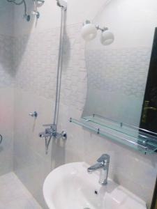 吉达الياسمين للشقق المفروشة的一间带水槽和镜子的浴室