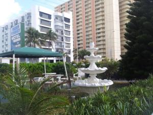 帕诺滩海岸阳台汽车旅馆的白色喷泉在一些高楼前