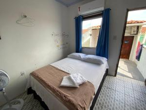 圣路易斯Guarnicê Hostel的一间小卧室,配有床和窗户