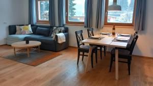 拉赫塔尔Lachtal-Zentral的客厅配有桌子和蓝色沙发