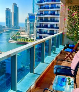 迪拜Fabolous Vacation Home in Dubai Marina的阳台配有椅子,享有水景