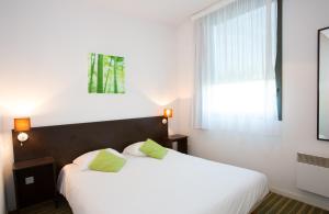 波尔多波尔多拉克全套房公寓式酒店 - 会展公园站的酒店客房设有两张床和窗户。