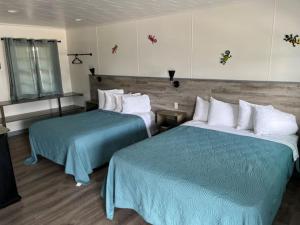 巴克斯顿Swell Motel的酒店客房,配有两张带蓝色床单的床