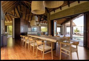马洛洛Villa Malolo Levu的用餐室配有大型木桌和椅子