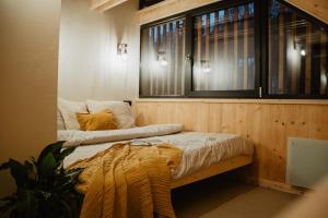 卢捷拿纳德德斯努VagusBouda / Hogo&的一间卧室设有两张床和两个窗户。
