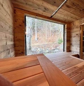 卢捷拿纳德德斯努VagusBouda / Hogo&的一间设有大窗户的小木屋客房