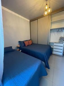 佩尼亚BETEL Hospedagem的配有蓝色床单的客房内的两张床