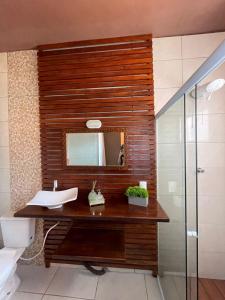 佩尼亚BETEL Hospedagem的一间带水槽和镜子的浴室