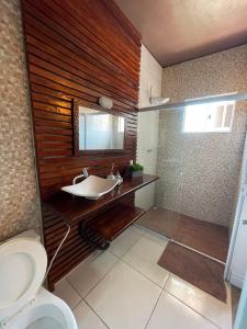 佩尼亚BETEL Hospedagem的一间带水槽和卫生间的浴室