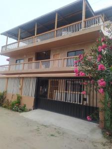 克鲁奇塔Departamento Crucita的一座建筑,前方设有一座带粉红色花卉的阳台