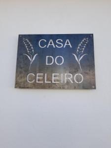 蒙萨拉什Casa do Celeiro - Monsaraz的墙上有卡萨卡费罗的标志