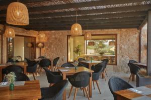波雷雷斯Hotel Rural Es Riquers的用餐室配有木桌和椅子