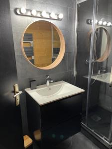 瓦尔Home Vars. Le studio的一间带水槽和镜子的浴室
