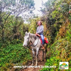 巴尼奥斯Hospedaje Pondoa - Baños de Agua的骑马的女人
