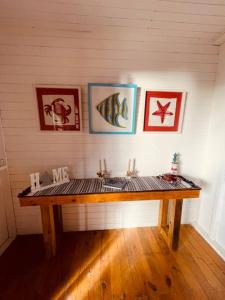 Playa AguadulceThe Palms - Caribbean Paradise的客房设有带水槽的木桌