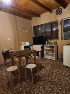 圣佩德罗·德·阿塔卡马Las Casas Hostel Atacama的一间厨房,里面配有一张桌子和凳子