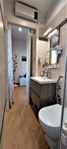 罗马TrustEverVito的一间带卫生间、水槽和镜子的浴室