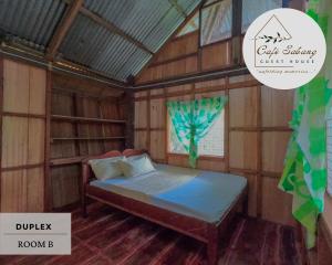 沙璜Cafe Sabang Guest House的木制客房的一张床位,设有窗户