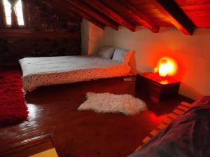 帕雷斯阿吉萨那Cozy Mountain Villa in P. Agios Athanasios的卧室配有一张床,地板上光线充足