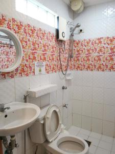 萨马尔La Vida Hostel Samal Island的浴室配有卫生间、盥洗盆和淋浴。
