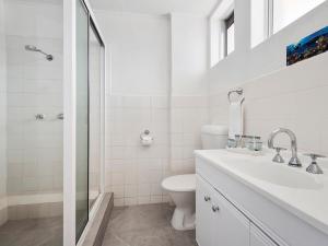 汤斯维尔The Robert Towns的白色的浴室设有卫生间和淋浴。