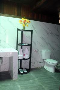Pulau MansuarAmoryg Resort and Dive Raja Ampat的浴室设有卫生间和带鞋架。