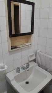 布宜诺斯艾利斯Habitación con baño privado Un piso por escalera的白色的浴室设有水槽和镜子