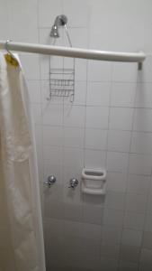 布宜诺斯艾利斯Habitación con baño privado Un piso por escalera的浴室配有淋浴帘和淋浴喷头。