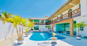 阿卡普尔科Hotel Boutique Punta Jamaica的一座别墅,设有游泳池和棕榈树