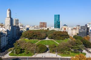 布宜诺斯艾利斯Habitación con baño privado Un piso por escalera的城市中心一座公园,有高大的建筑