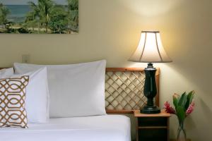 博卡斯德尔托罗格兰巴伊亚酒店的一间卧室配有一张带台灯的床铺,