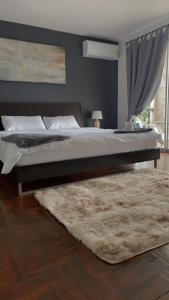 苏梅岛Chaweng Residence的一间卧室配有一张大床和地毯。
