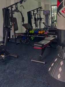 苏梅岛Chaweng Residence的健身房里有很多健身器材