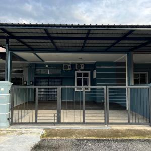 艾尔克如Homestay Ayer Keroh Tasik Utama的前面有门的蓝色建筑