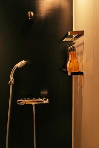 东京东京东神田秋叶原N+酒店的带淋浴和淋浴喷头的浴室