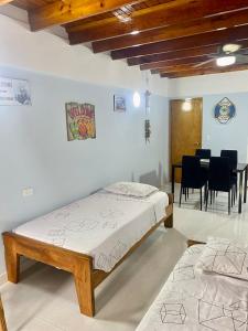 圣安德烈斯Cabaña Diana的卧室配有一张床和一张桌子及椅子
