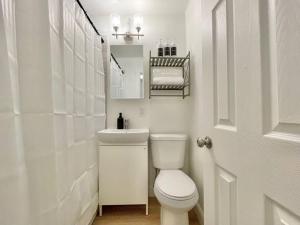 匹兹堡The Clemente Mt. Washington by Luxe PGH的白色的浴室设有卫生间和水槽。