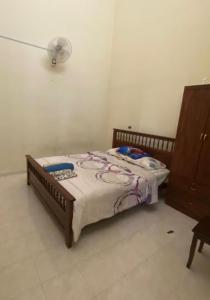 麻坡Homestay Mokde的一间卧室配有带灯具和梳妆台的床