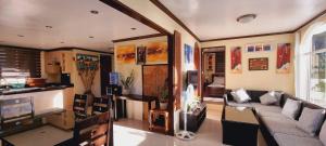长滩岛Balay Sa Bukid 2 Bedroom的客厅配有沙发和桌子