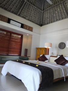 艾湄湾武吉瑟加拉别墅酒店的一间卧室,卧室内配有一张大床