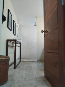 艾湄湾武吉瑟加拉别墅酒店的走廊设有木门和桌子