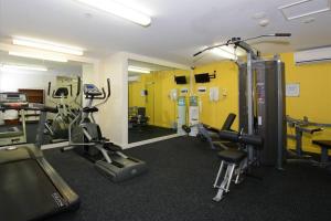 达尔文Pandanas Apt 3 (Darwin CBD, Harbour views)的一间健身房,里面配有跑步机和机器