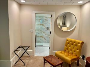 波特兰Dougan Suites的一间设有黄色椅子和镜子的客房