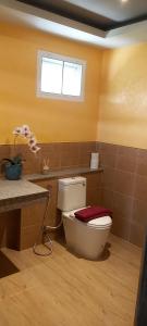 清迈Phoo Na Resort的一间带卫生间和窗户的浴室