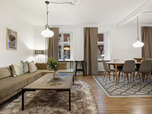 哥本哈根Sanders Stage - Enchanting Four-Bedroom Apartment Near Nyhavn的客厅配有沙发和桌子